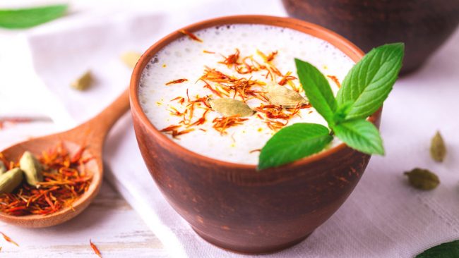 यी ३ कारणले गर्भावस्थामा केसरको दूध पिउनुहोस्, जान्नुहोस् कसरी बनाउने ?