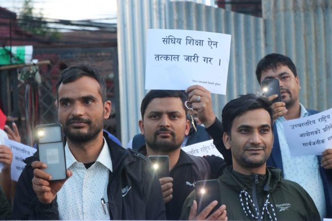संघीय शिक्षा ऐन माग गर्दै नेपाल समाजवादी विद्यार्थीले गरे टर्च बालेर प्रदर्शन (फोटोफिचर)
