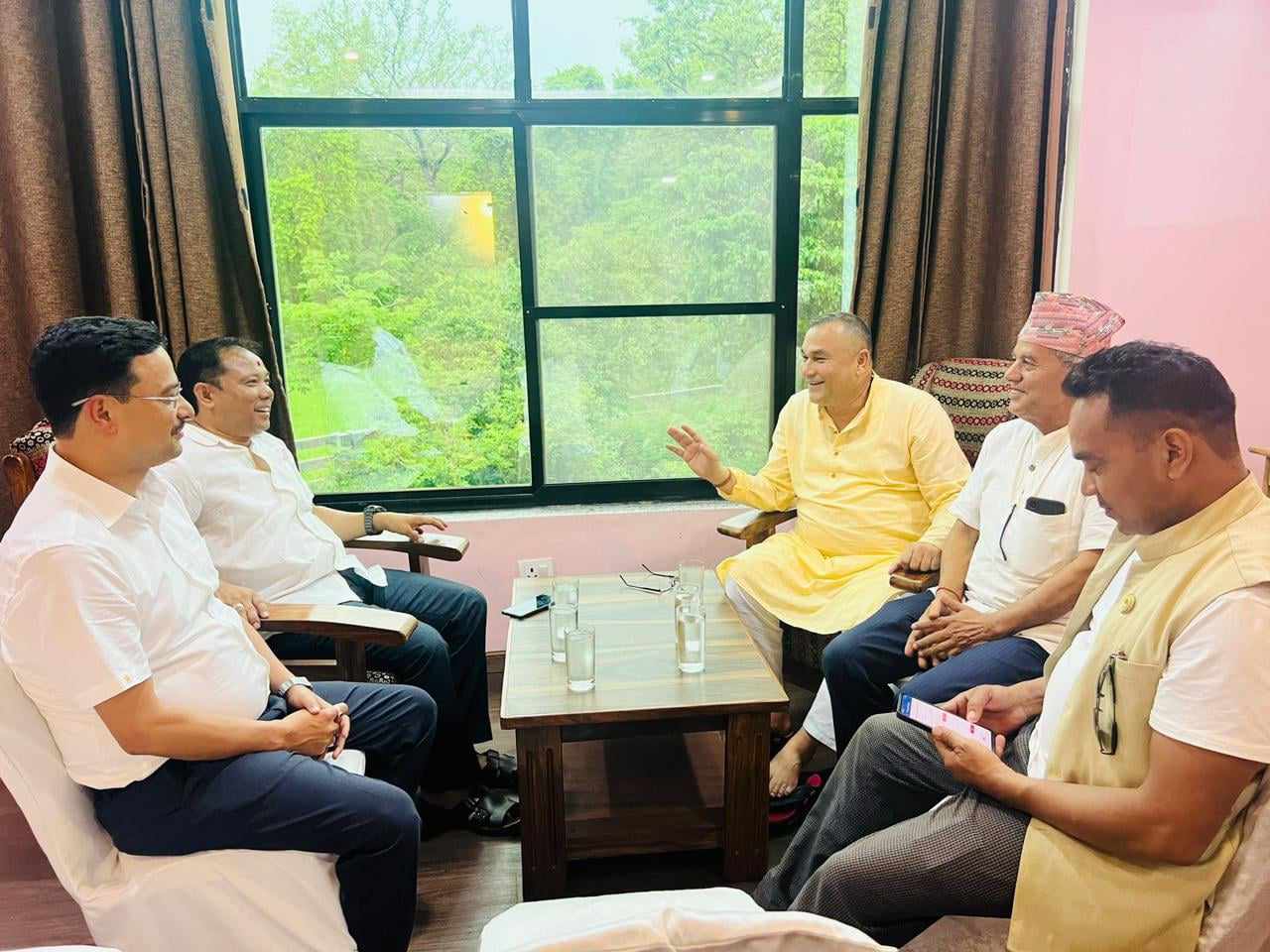 सुदूरपश्चिमका मुख्यमन्त्री र रेशम चौधरीबीच भेट