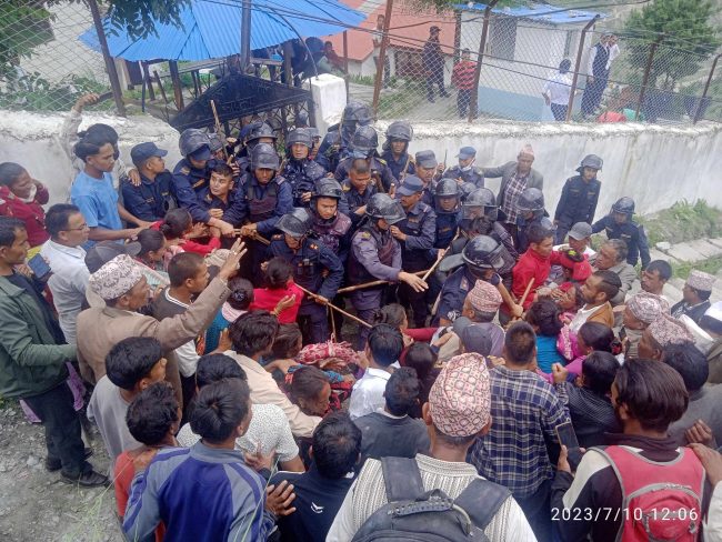 पूर्वप्रदेश सांसद परियार पक्राउको विरोधमा एमालेको प्रदर्शन