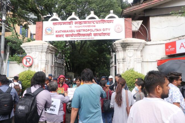 काठमाडौं महानगरपालिका अगाडी प्रदर्शन (फोटो फिचर)