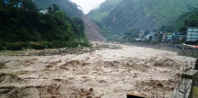 महाकालीमा पानीको बहाव बढ्यो, बनबासा पुलमा चार पांग्रे सवारी साधन सञ्चालनमा रोक