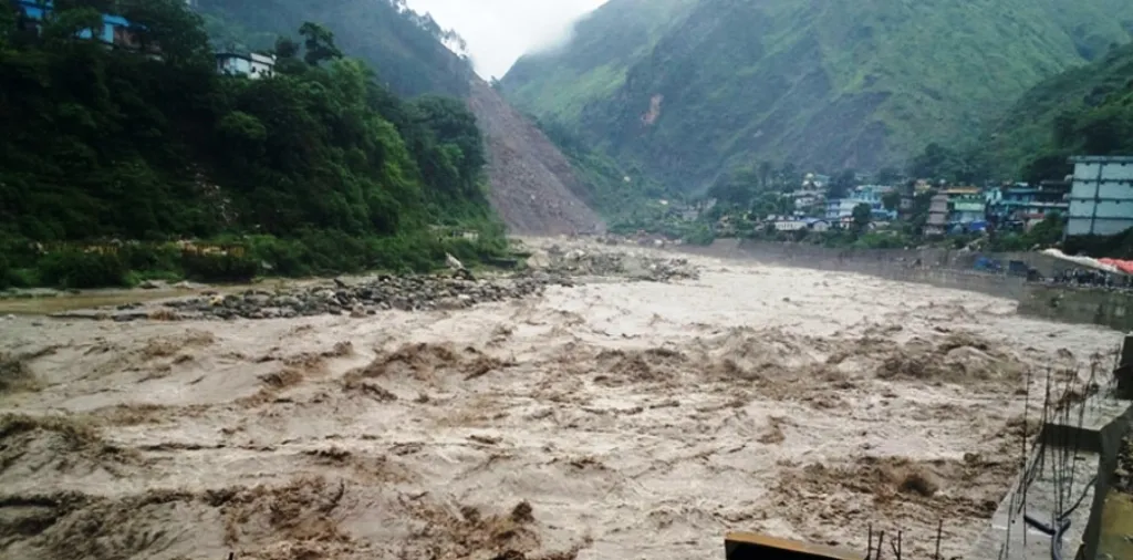 महाकालीमा पानीको बहाव बढ्यो, बनबासा पुलमा चार पांग्रे सवारी साधन सञ्चालनमा रोक