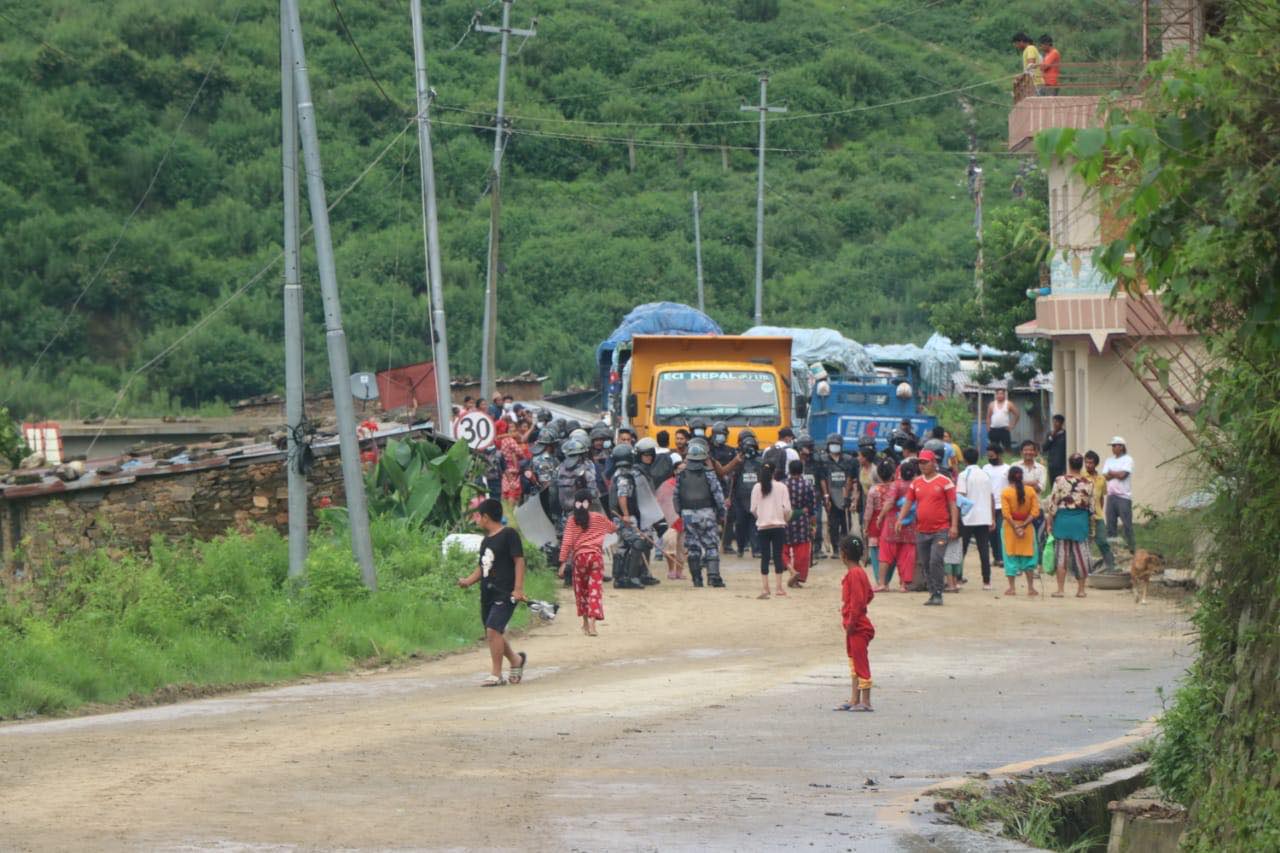 बल प्रयोग गरेर बन्चरेडाँडा लगियो फोहोर (तस्बिरहरू)