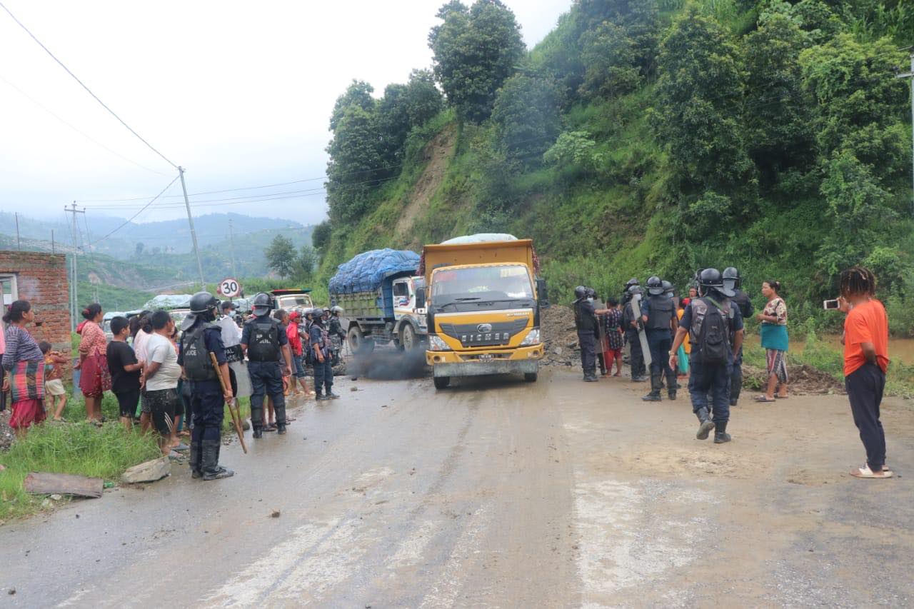 बल प्रयोग गरेर बन्चरेडाँडा लगियो फोहोर (तस्बिरहरू)