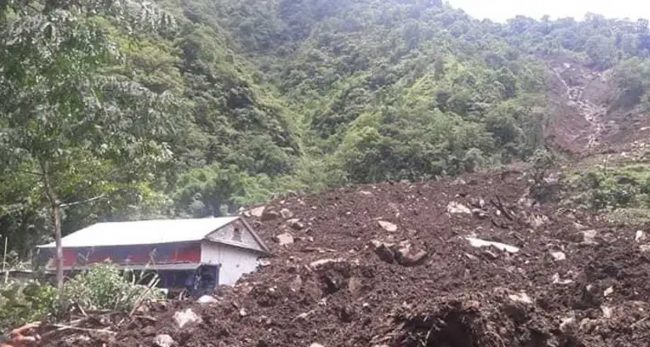 लमजुङमा पहिरोले तीन घर पुरिँदा चारजना बेपत्ता