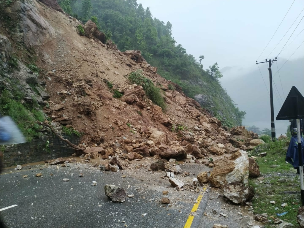 अविरल वर्षाका कारण पहिरो जाँदा मध्यपहाडी लोकमार्ग अवरुद्ध