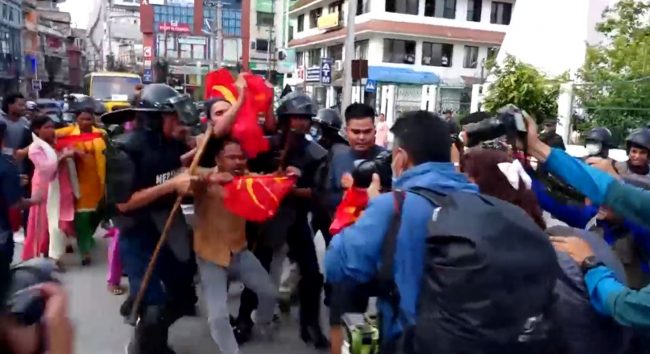 संसद भवन अगाडी प्रदर्शन गर्न खोज्ने मिटरब्याज पीडित प्रहरी नियन्त्रणमा