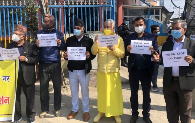 युद्ध अन्त्यको माग गर्दै काठमाडौंस्थित रुसी दूतावासअघि प्रदर्शन