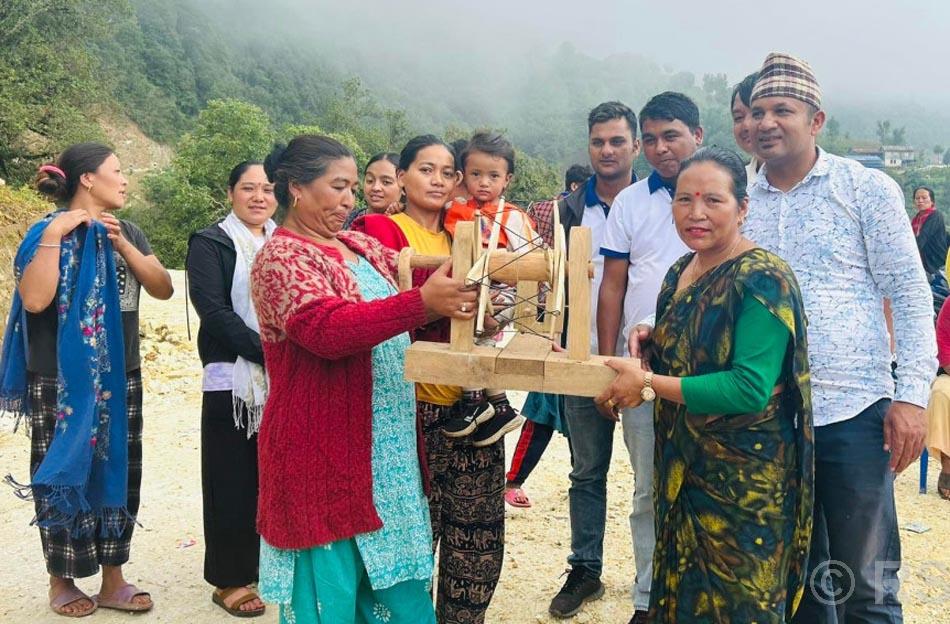 राडीपाखी व्यवसाय गर्ने महिलालाई चर्खा र कोरेसो वितरण