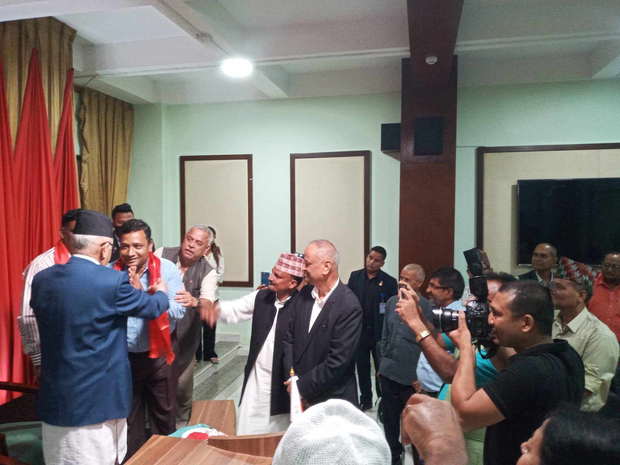 माओवादीका एक केन्द्रीय सदस्यसहित तीनजना एमालेमा प्रवेश