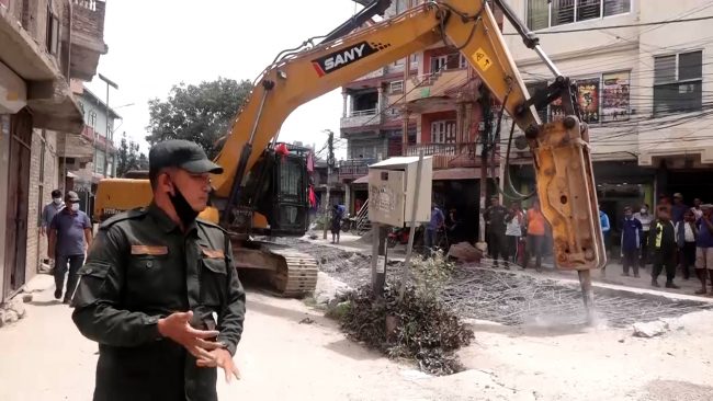 काठमाडौं महानगरले  सामाखुसी खोलामाथिको ढलान भत्काउन थाल्याे