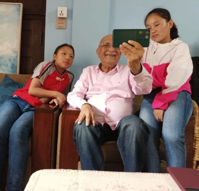 छोरीहरुको कपडा किन्न अर्को महिना ओली ‘सपिङ’मा निस्कने