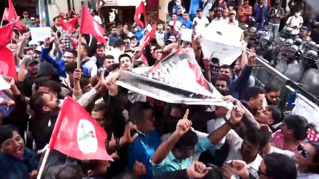 शुल्क वृद्धिको विरोधमा नेवि संघद्वारा बालुवाटारमा प्रदर्शन