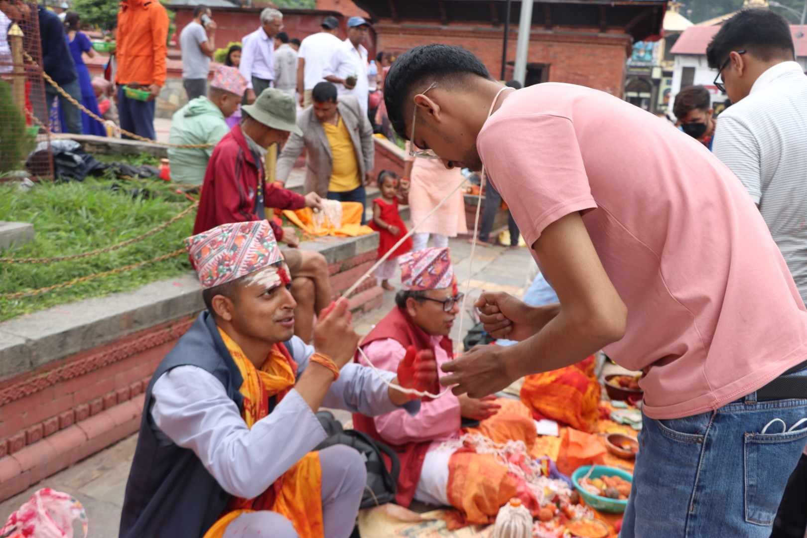 पशुपतिनाथमा रक्षाबन्दन बाध्ने र जनै फेर्नेको भिड {फोटोफिचर}