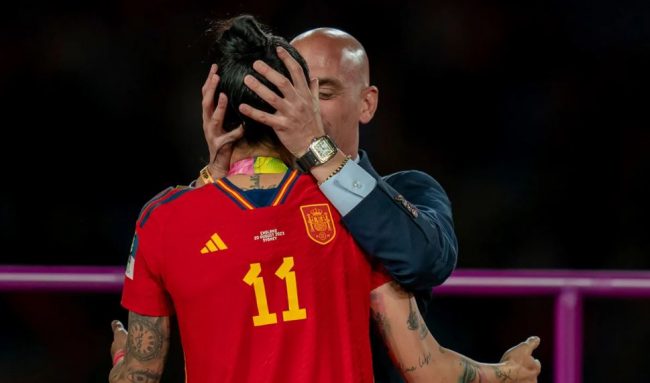 ‘चुम्बन विवाद’मा फिफाद्वारा स्पेनका फुटबल प्रमुख निलम्बन