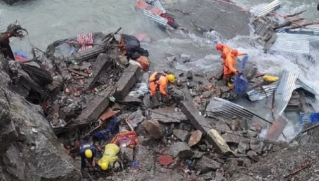 उत्तराखण्डमा पहिरोमा बेपत्ता १७ को खोजी कार्य जारी