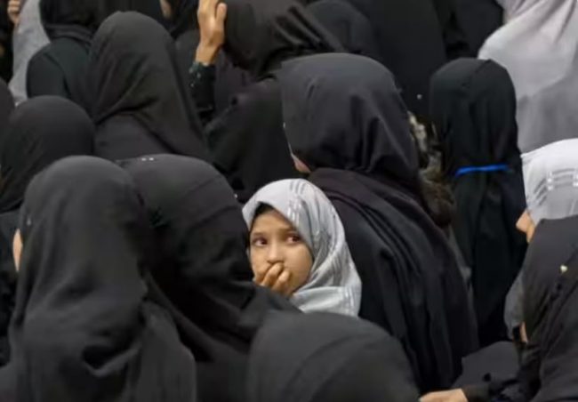 इरानमा हिजाब नलगाउने महिलालाई शव सफा गर्न लगाइयो