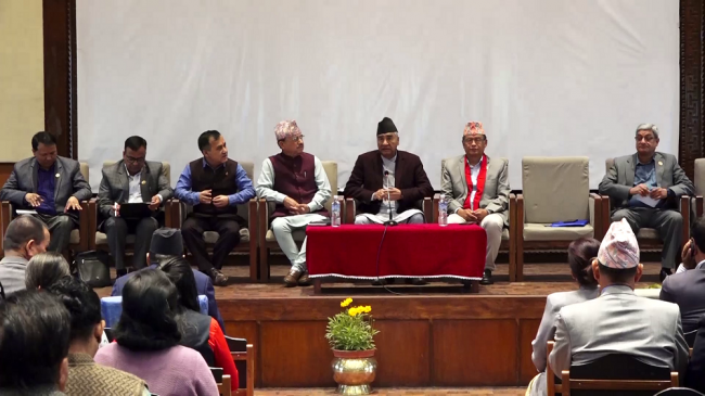 सरकार परिवर्तनका विषयमा छलफल भएको छैन : रमेश लेखक