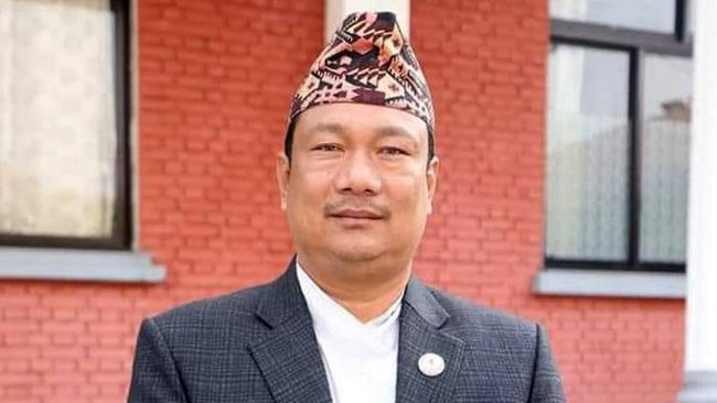 निबर्तमान मन्त्री मोदीले पत्रकार सम्मेलन गर्दै