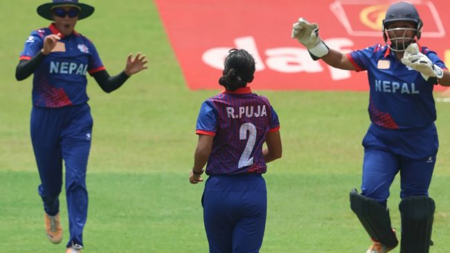 महिला टी–२० सिरिज: नेपाल मलेसियाविरुद्ध ब्याटिङ गर्दै