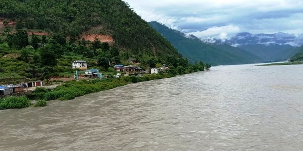 कर्णाली नदी बस्तीमा पस्ने जोखिम : उच्च सतर्कता अपनाउन आग्रह
