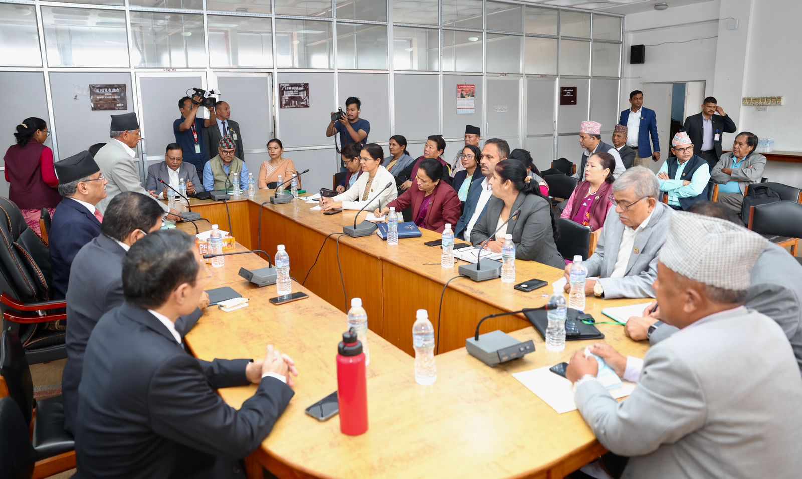 सिंहदरबारमा संसदीय दलको बैठक जारी, संसद अवरोधबारे छलफल