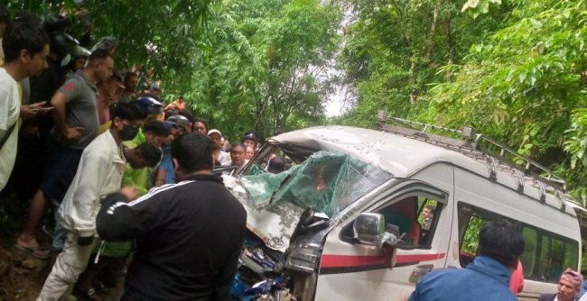 माइक्रो र बस ठोक्किँदा १३ जना घाइते