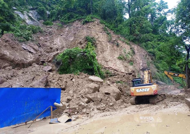 तीन मेसिनद्वारा तुइन खोलाको पहिरो पन्छाउने काम बिहानैदेखि सुरु