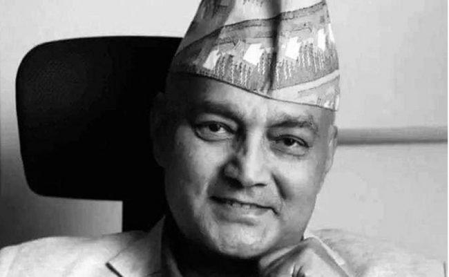 सभापति देउवाद्वारा डा कार्कीको पार्थिव शरीरमा पार्टीको झण्डा ओढाएर श्रद्धाञ्जली