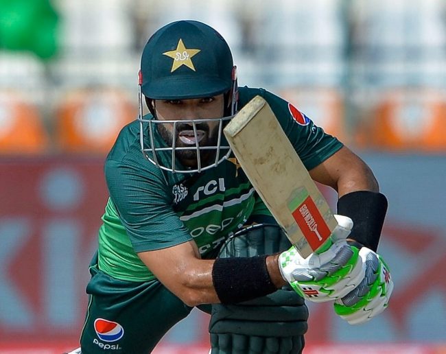 नेपाललाई तेस्रो विकेट, रिजवान रन आउट