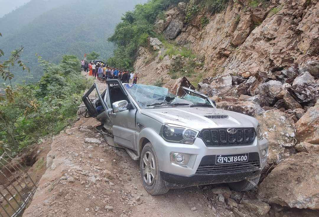 पाल्पामा गुडिरहेको जीपमा ढुंगा खस्दा तीनको मृत्यु