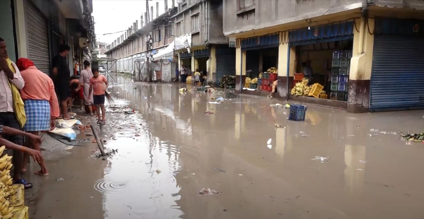 बल्खु तरकारी बजारमा बाढी पस्दा करौडौंको क्षति