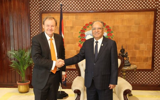 प्रधानमन्त्री दाहालसँग युकेका राजदूत रोब फेनको भेट