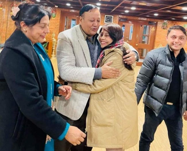 छोराछोरीलाई विदेश पठाएर कसको लागि समृद्धि ल्याउन चाहन्छन् नेता र कर्मचारी ?