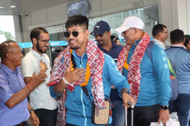 नेपाली क्रिकेट टिमलाई विमानस्थलमा भव्य स्वागत (फाेटाेफिचर)
