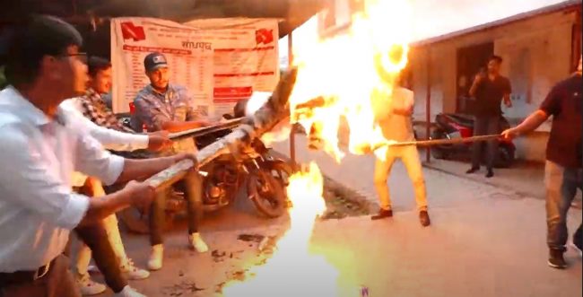 शब्दकोशबाट ‘ॐ’ हटाउन लागिएको भन्दै नेविसंघको मशाल जुलुस