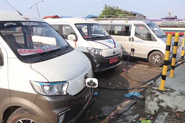 चितवनबाट लामो दूरीमा गुड्न थाले विद्युतीय सवारी