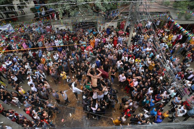 कृष्ण जन्माष्टमीमा ‘मड्का फुटाउने’ प्रतियोगिता