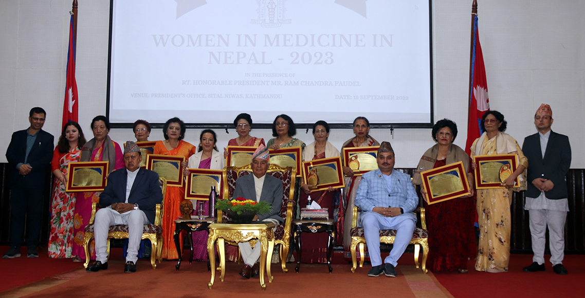 राष्ट्रपतिद्वारा चिकित्सकलाई ‘अवार्ड’ प्रदान
