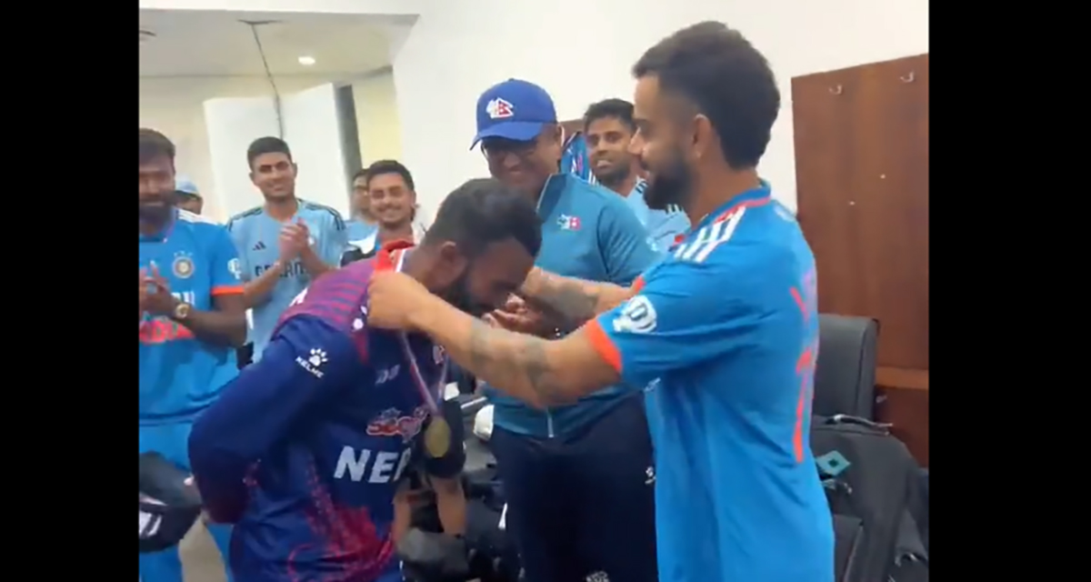 भारतीय स्टार खेलाडी र कोचले नेपाली खेलाडीलाई मेडलसहित सम्मान गरे (भिडियो)