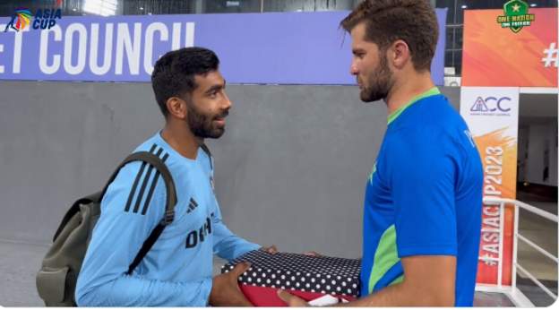 पाकिस्तानी बलर शाहीन अफ्रिदीले भारतीय बलर जसप्रित बुमराहलाई उपहार दिए