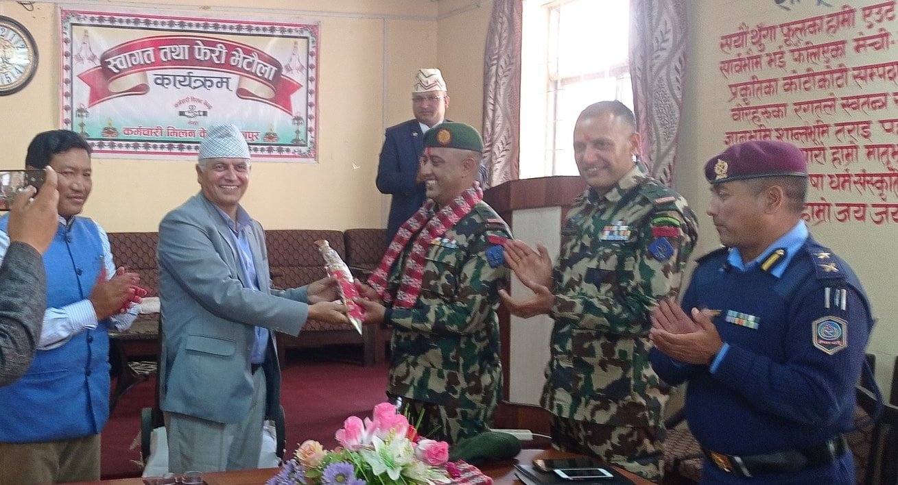 बिदाइ तथा स्वागतमा भोजपुरे खुकुरी उपहार