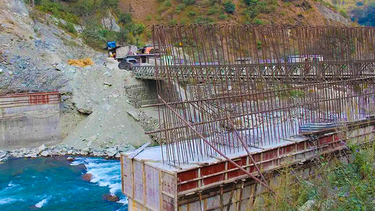दुई वर्षमा सकिने बोंगा खोलाको पुल तीन वर्षमा आधा मात्रै काम