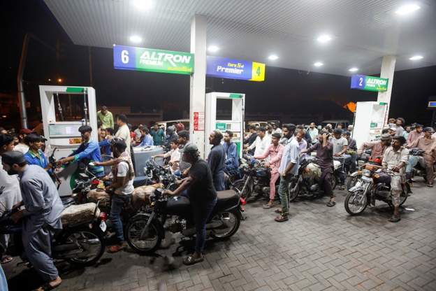 पाकिस्तानमा पेट्रोलको मूल्य रेकर्ड उच्च, १५ दिनमा ४१ रुपैयाँले बढ्यो