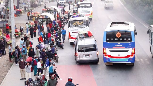 दशैं मनाउन काठमाडौं छोड्नेको भीड (फाेटाेफिचर)