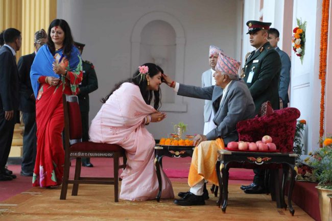 राष्ट्रपतिले लगाइदिए सर्वसाधारणलाई टीका (फाेटाेफिचर)