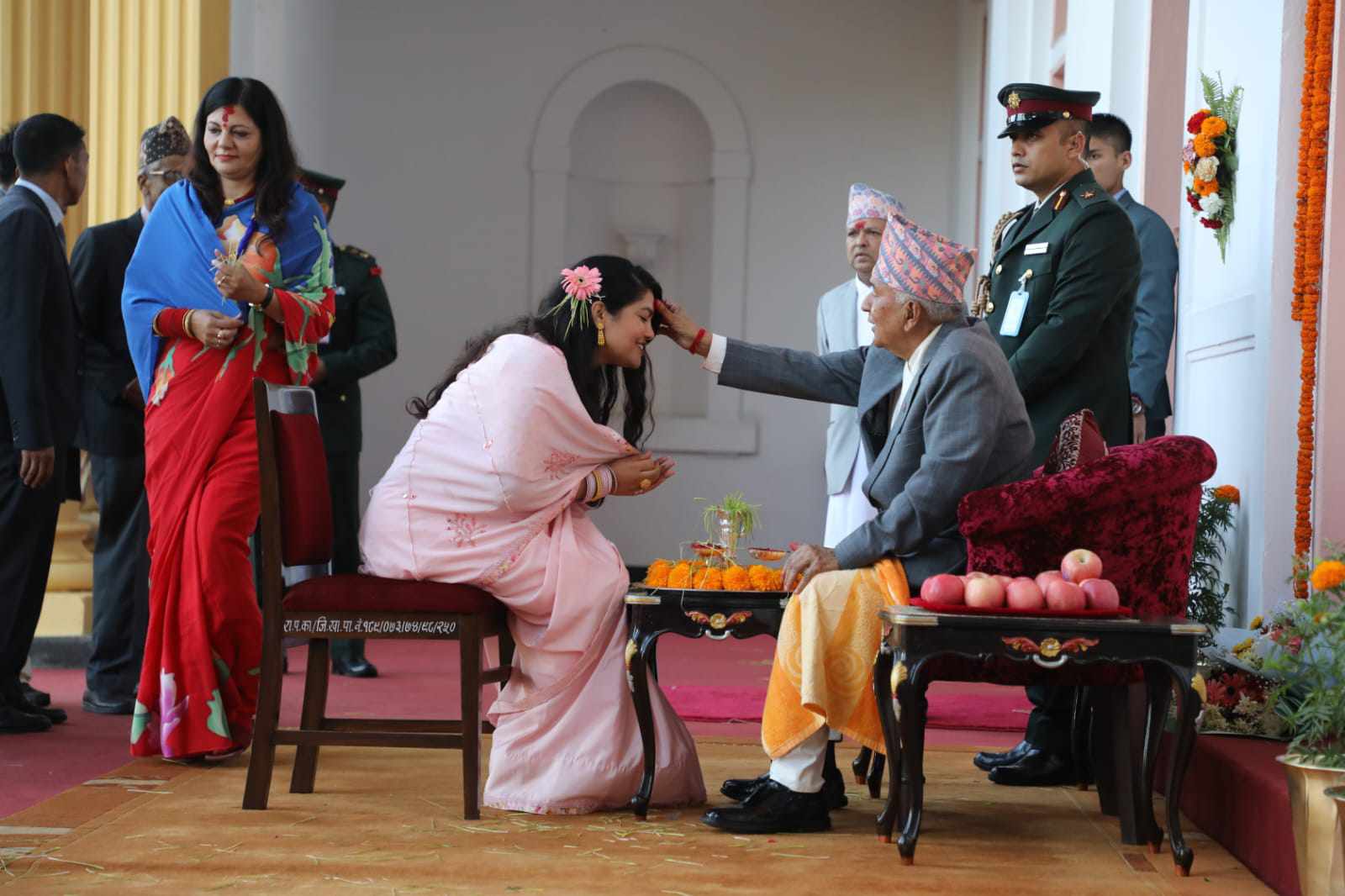 राष्ट्रपतिले लगाइदिए सर्वसाधारणलाई टीका (फाेटाेफिचर)