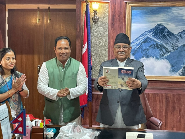 रेशम चौधरीको ‘धरातल’ विमोचन गर्दै प्रधानमन्त्रीले भने- जेलमा भेट हुँदा नै उहाँको क्षमता अनुभूत गरेको थिएँ