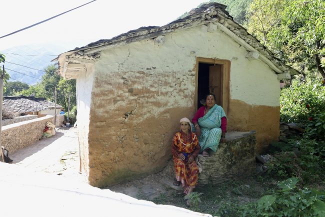 भूकम्प पछिको बझाङ : घर भित्र बस्न सक्ने आँट छैन, खुल्ला आकासमा बस्दा स्वास्थ्य बिग्रिदैं